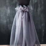 til najvišeg kvaliteta u boji tamno siva sa sitnom mrežicom za haljine i suknje